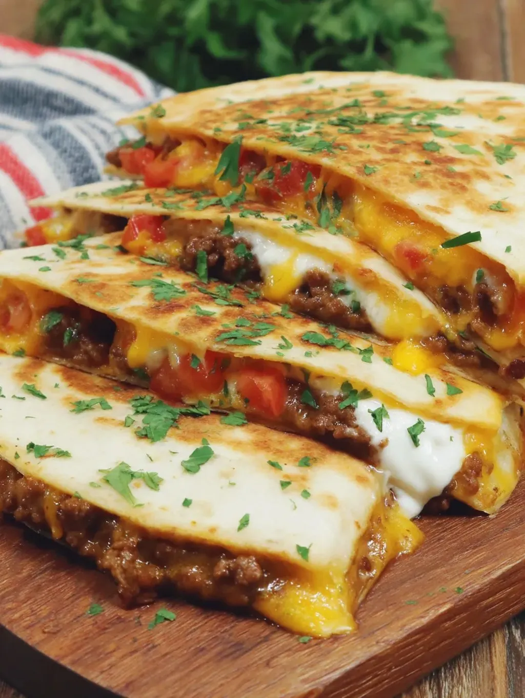 Eine Schicht aus Käse, Tomaten, Paprika und Zwiebeln auf einer Platte.