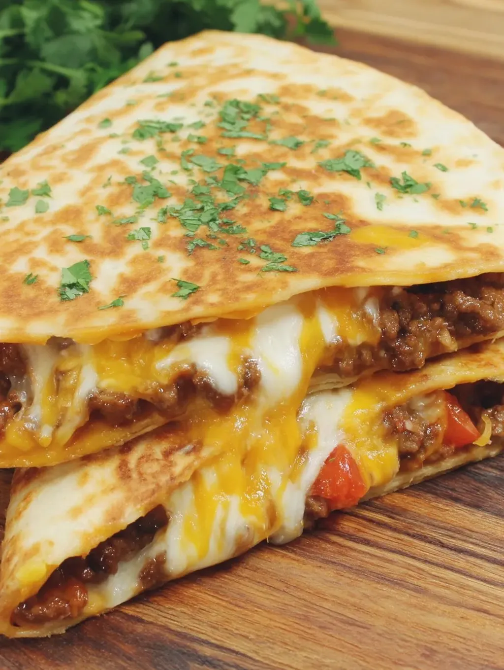 Eine quadratische Tortilla mit Käse und Tomaten.
