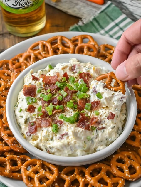 Ein weißer Teller mit einer Mischung aus Bacon, Mayonnaise und Pasta.