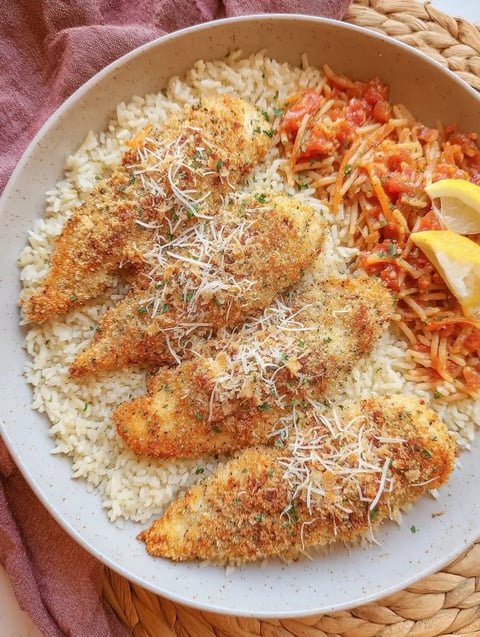 Ein Plate mit Rice, Pasta, Chicken und Zwiebeln.