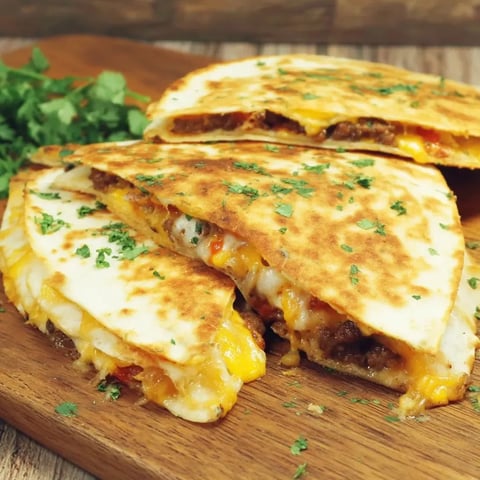 Eine Scheibe Käse mit Pizza auf einer Holzplatte.